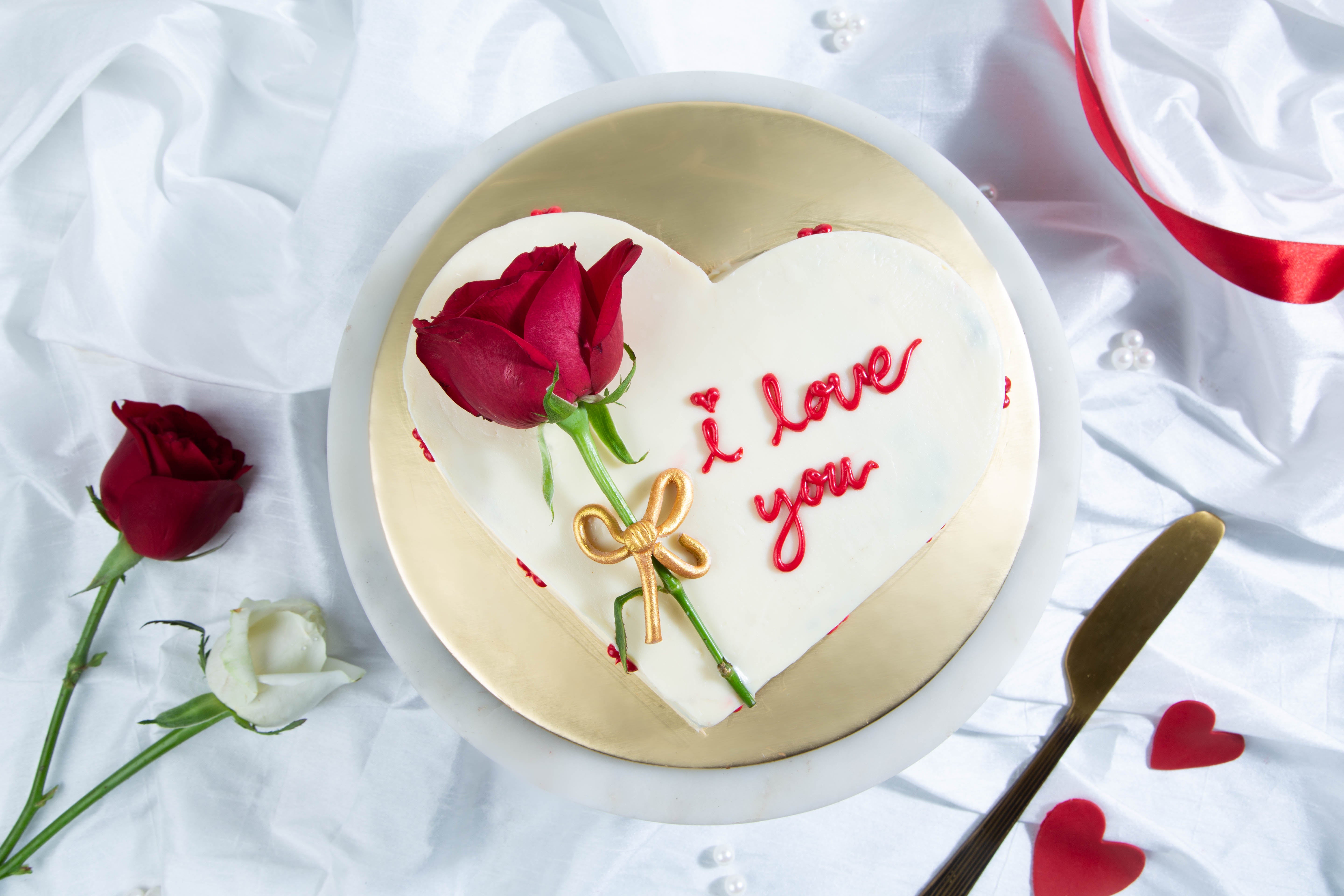 3D Heart Rose Valentine Cake - Cakoholic