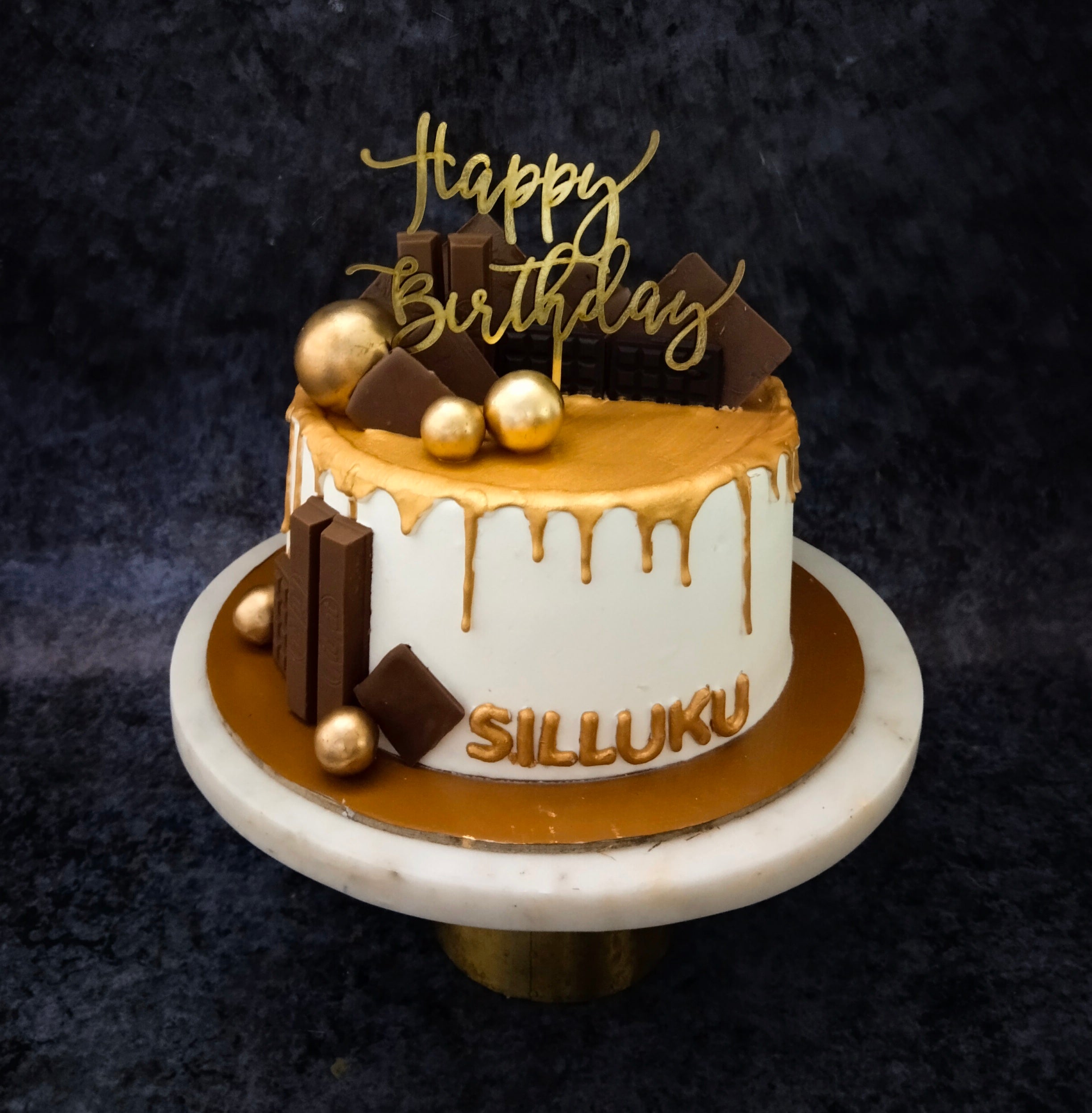 Golden birthday cake | 60th birthday cakes, 50th anniversary cakes, Golden  birthday cakes